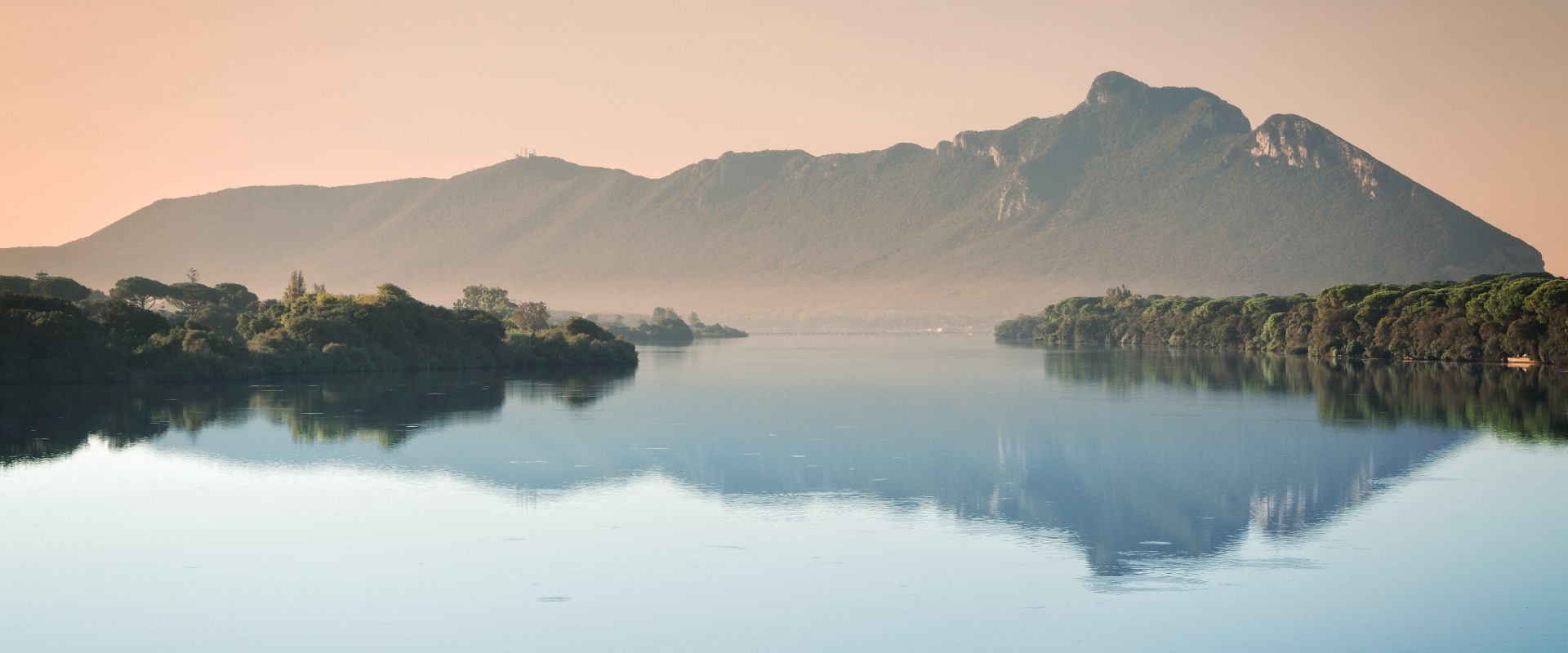 Blick auf den Sabaudia-See – Nationalpark Circeo – Latina, Italien