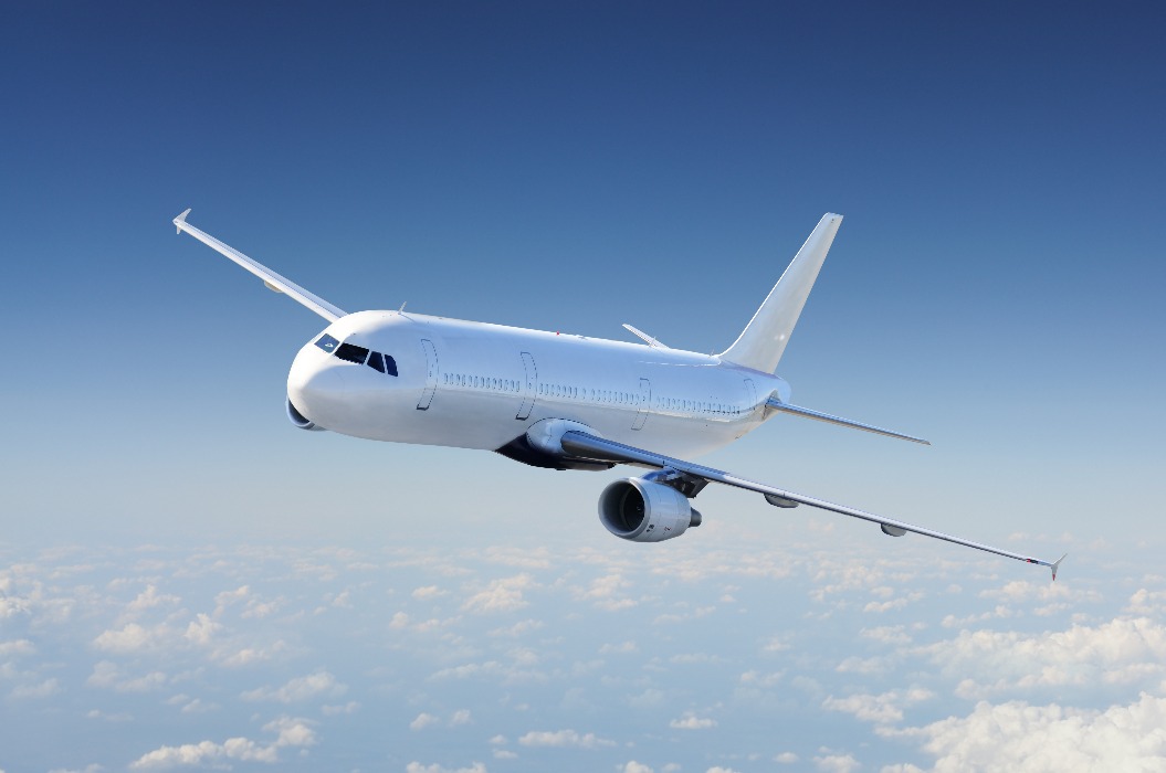 Ein Flugzeug am Himmel, über dem bewölkten Himmel
