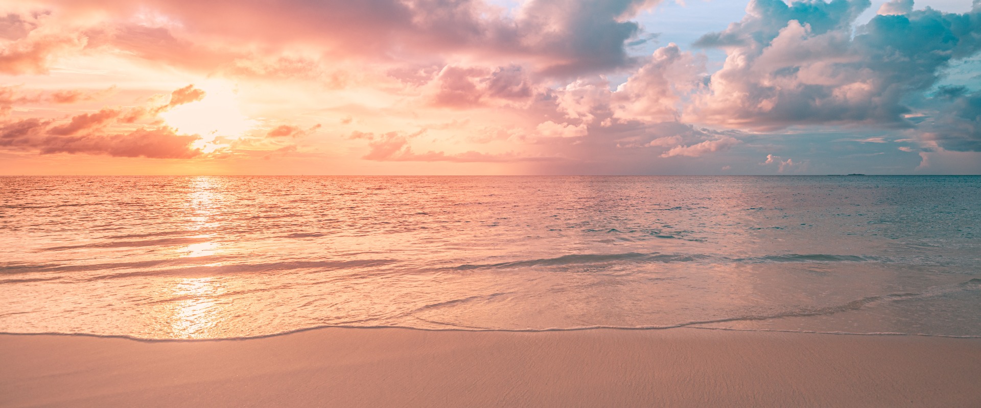 Nahaufnahme eines Sandstrandes. Panoramaaufnahme einer Strandlandschaft. Tropische Inspiration