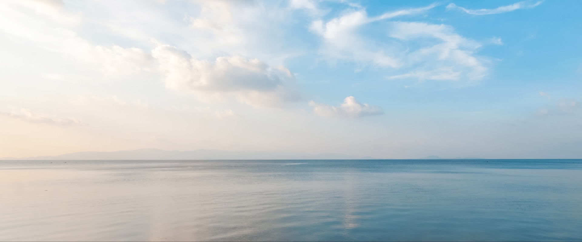 Strahlend schöne Meereslandschaft, Sandstrand, Wolken, die sich im